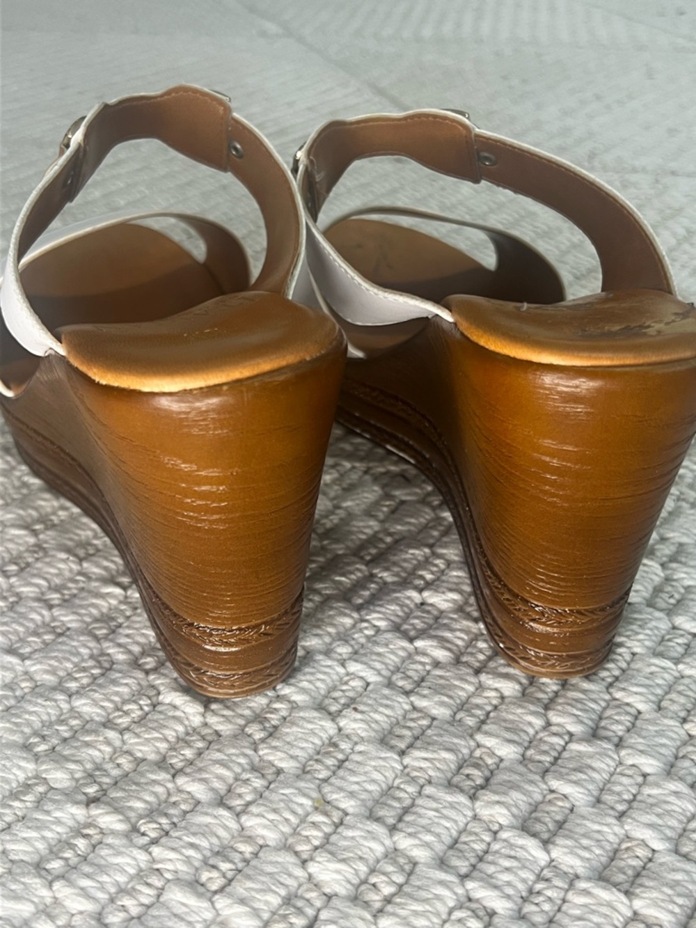 Italian Shoemakers White Wedge Sandals Gold Buckle Detail Size 10M - Picture 9 of 9